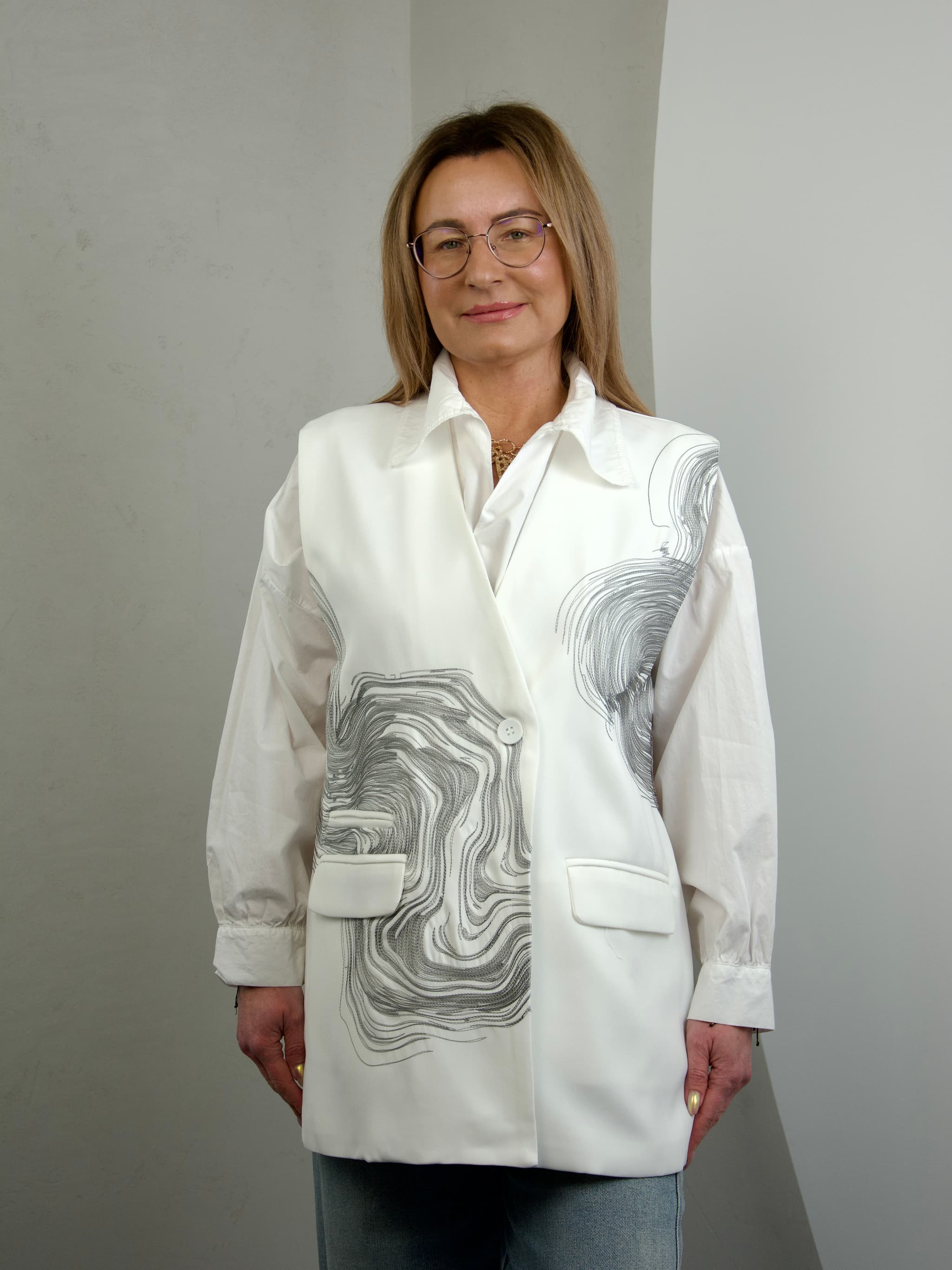 Vest with threads