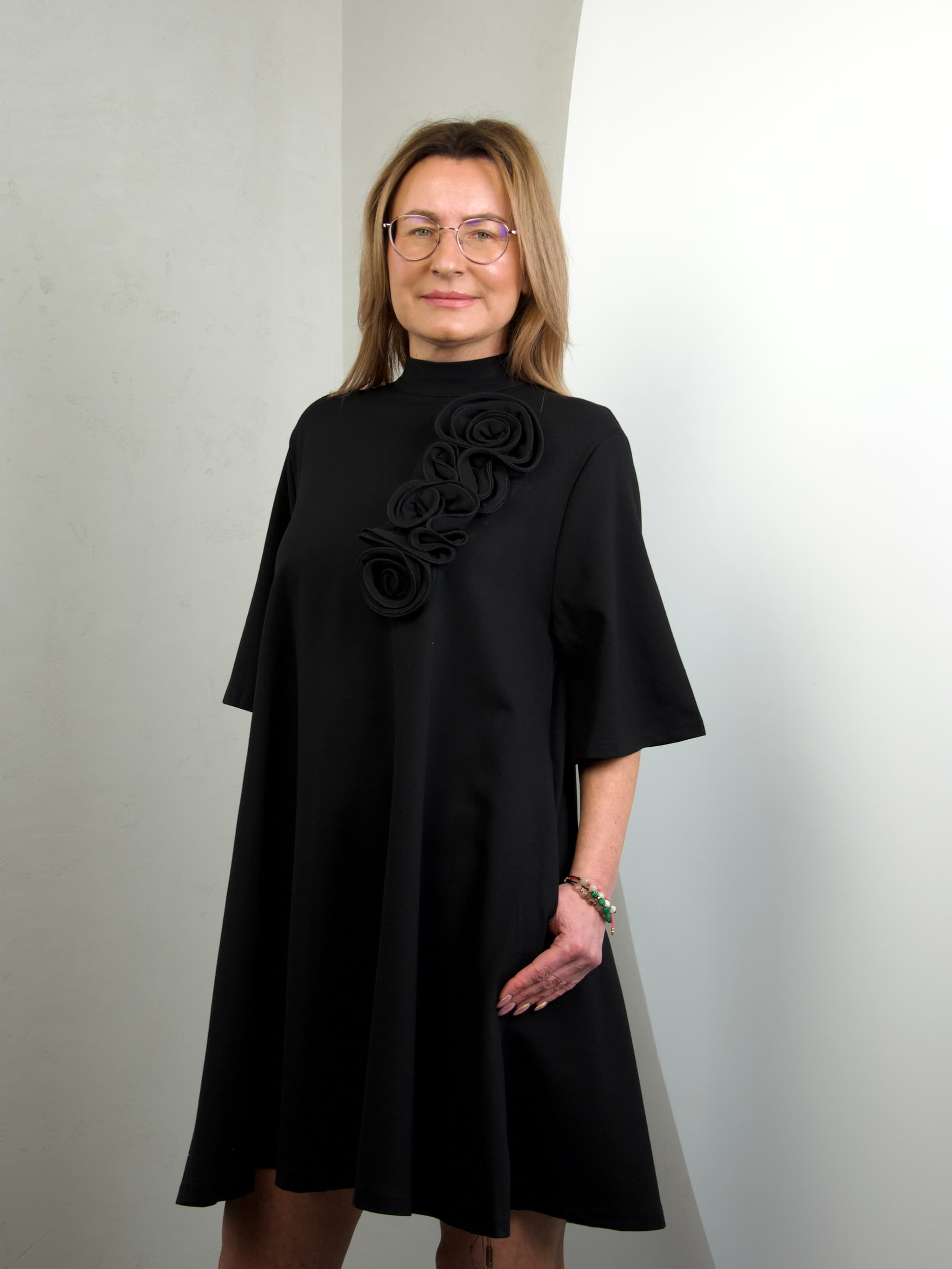 Dress with a flower brooch