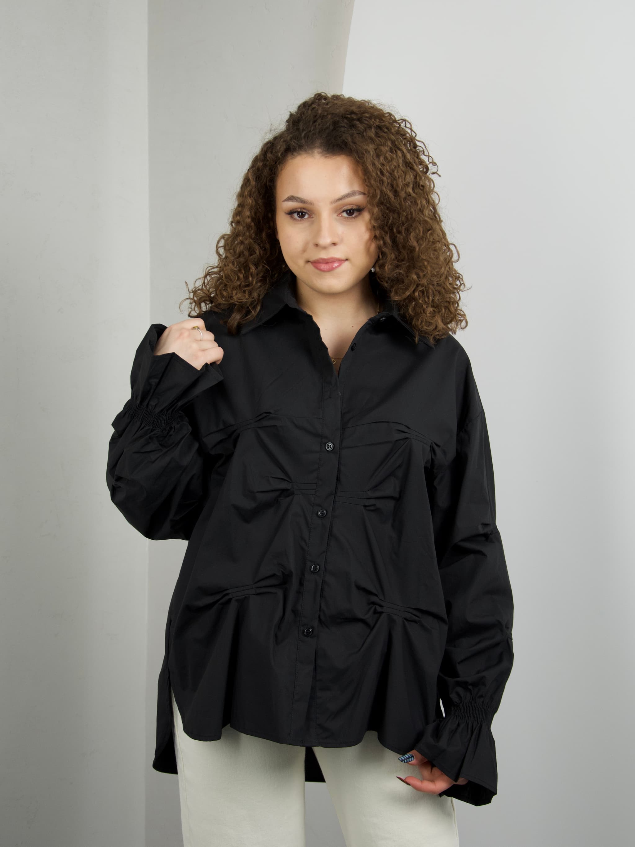 Shirt with elastic cuffs