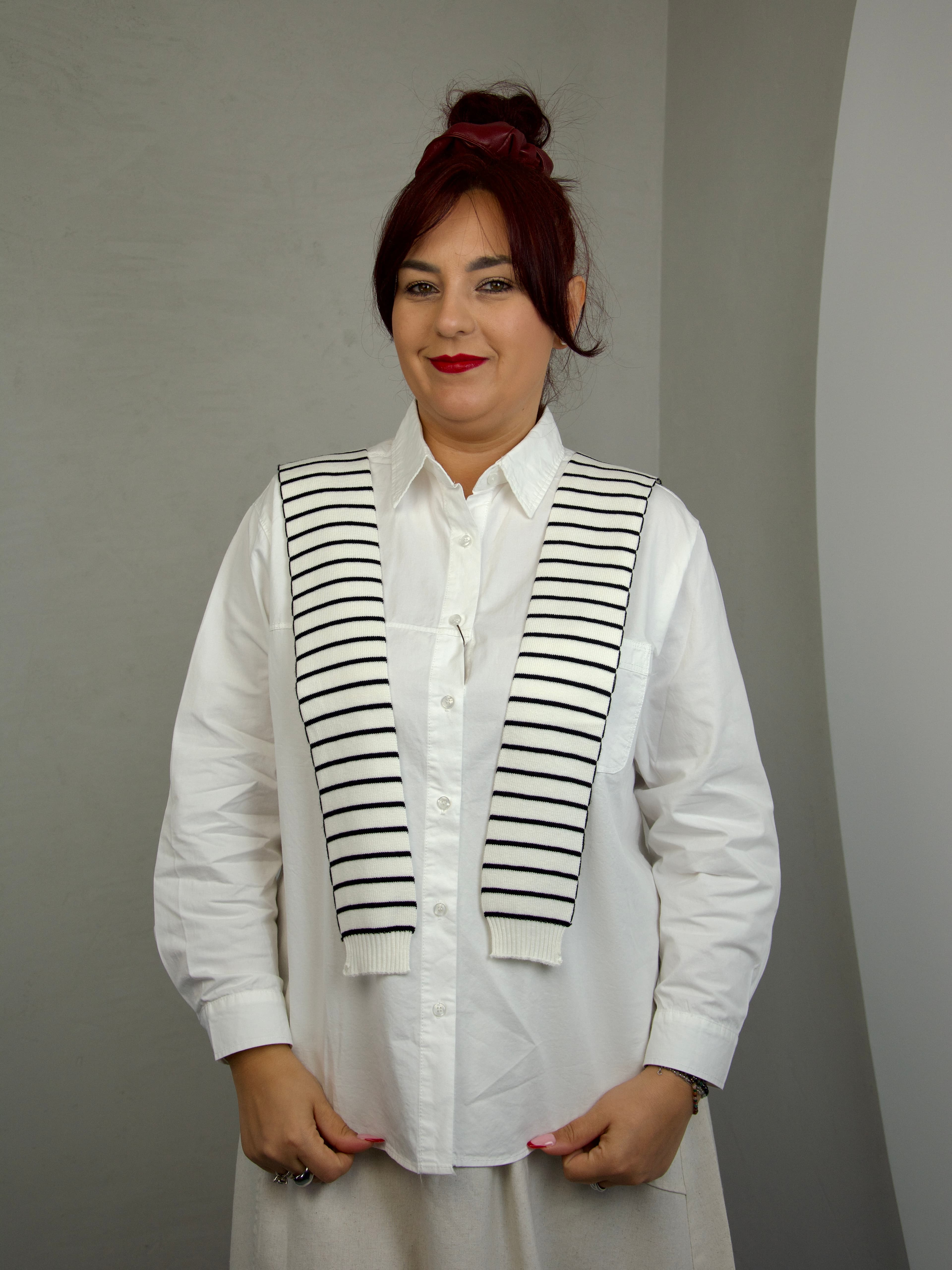 Koszula z dzianinową narzutką