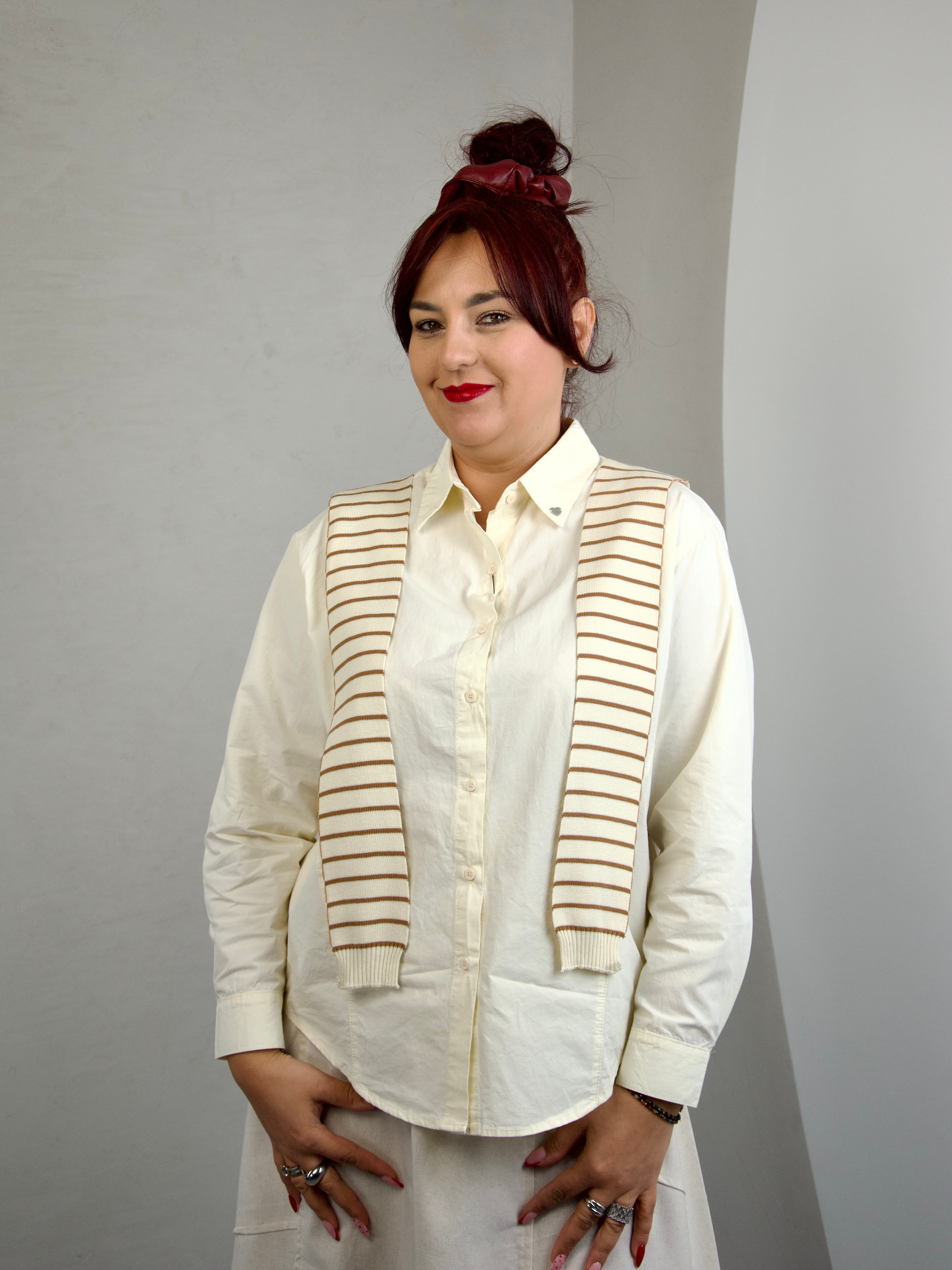 Koszula z dzianinową narzutką