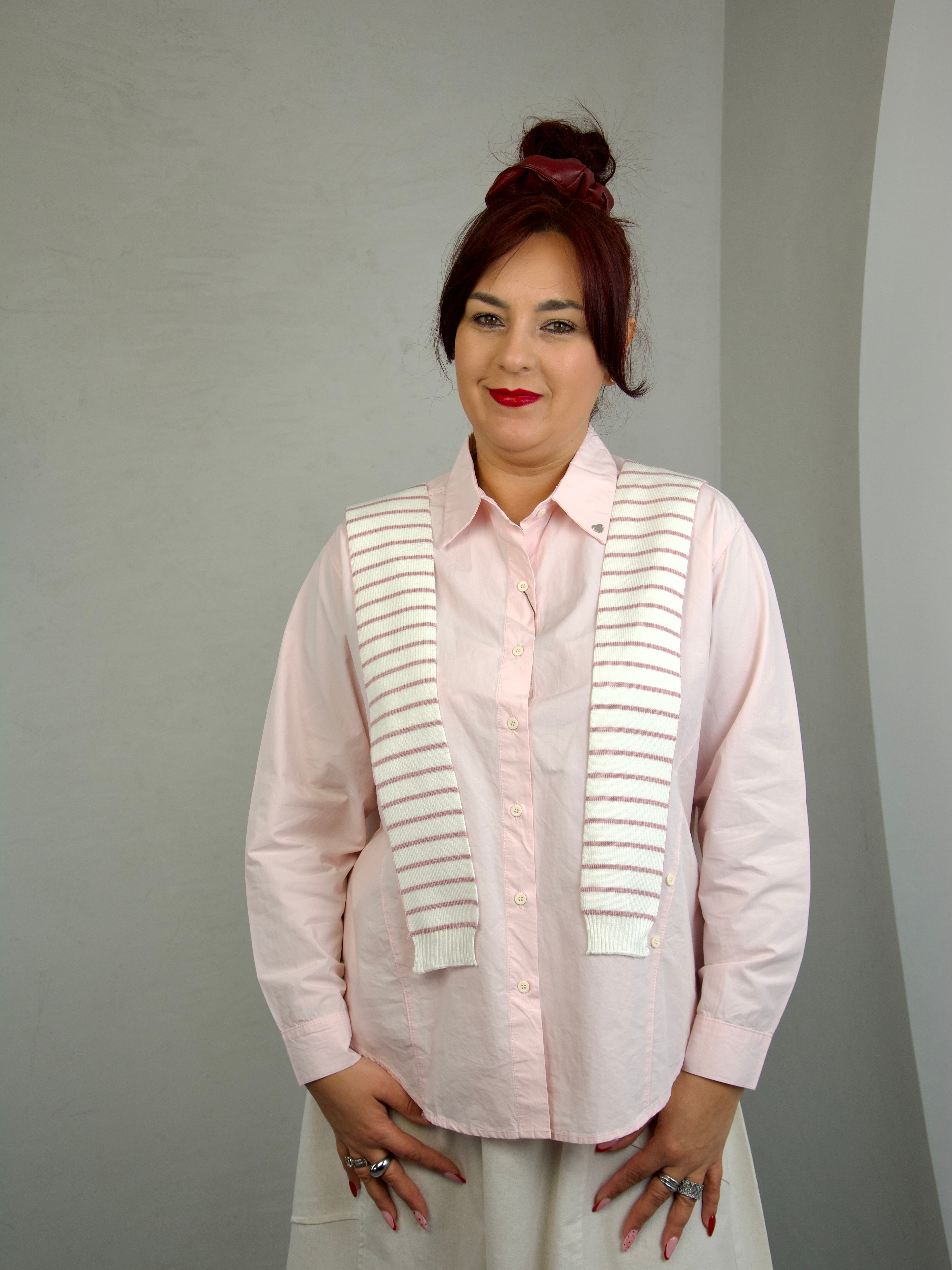 Koszula z dzianinową narzutką