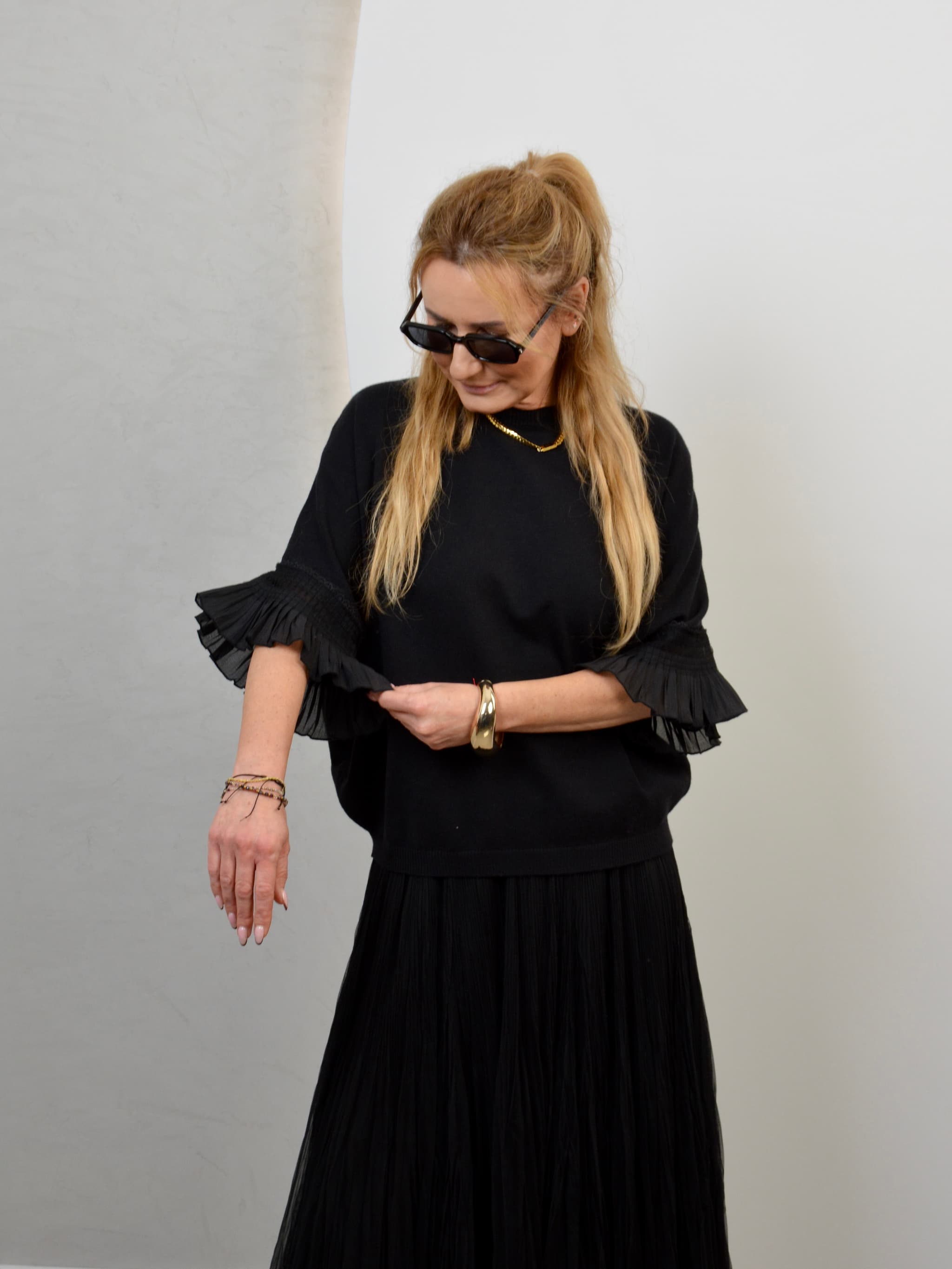 Sweter z falbanką przy rękawie