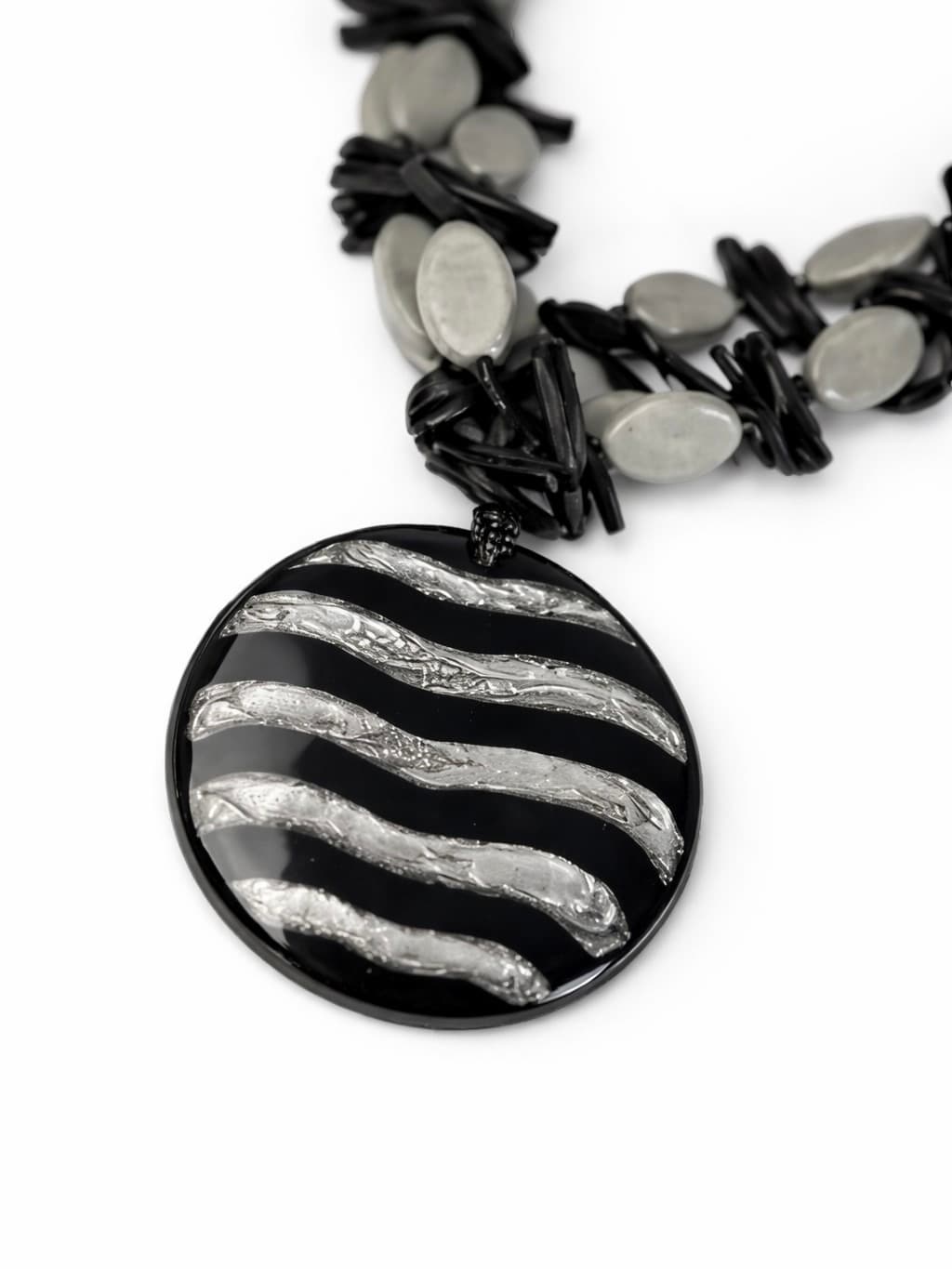 Necklace with round stone