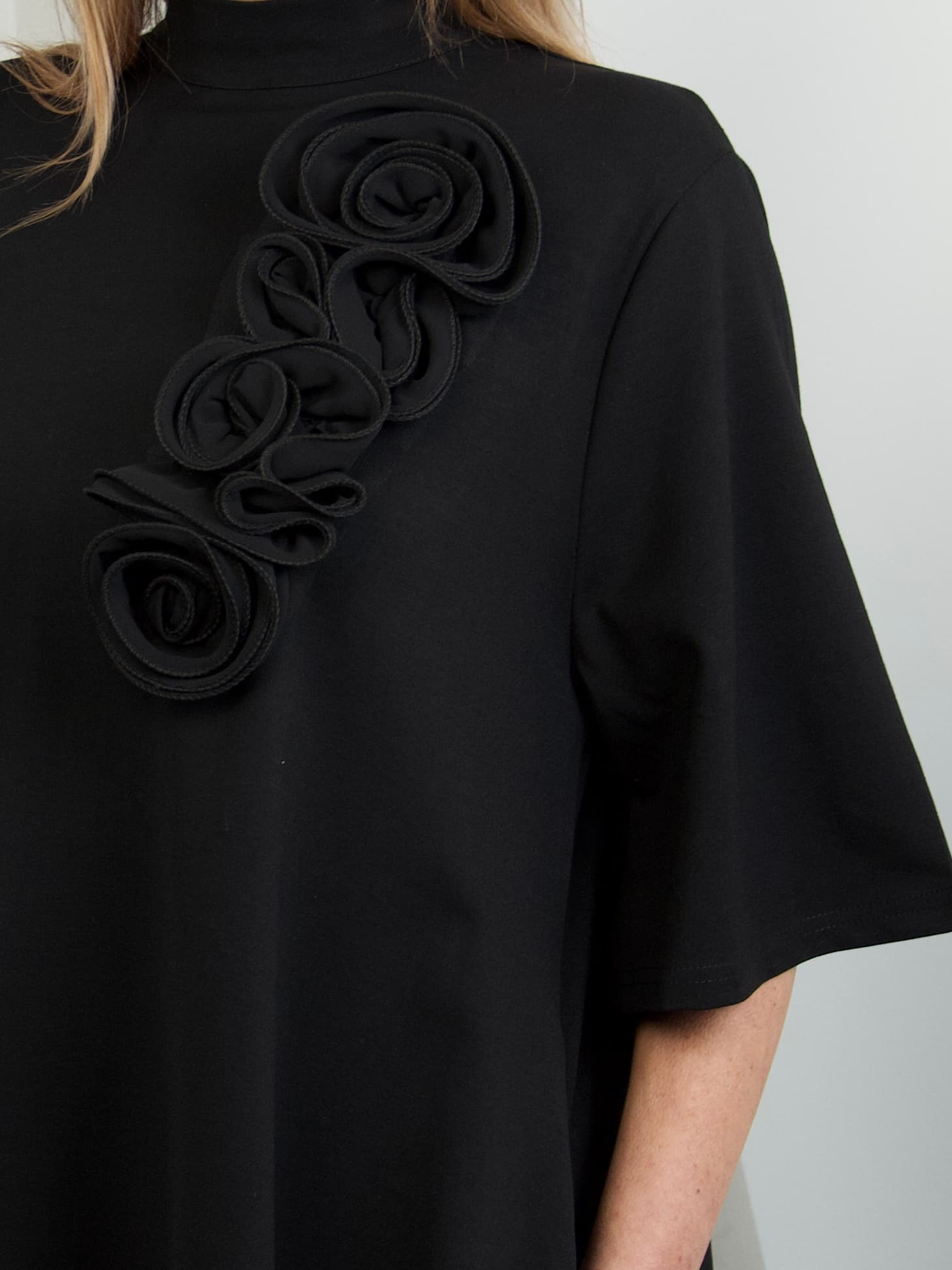 Dress with a flower brooch