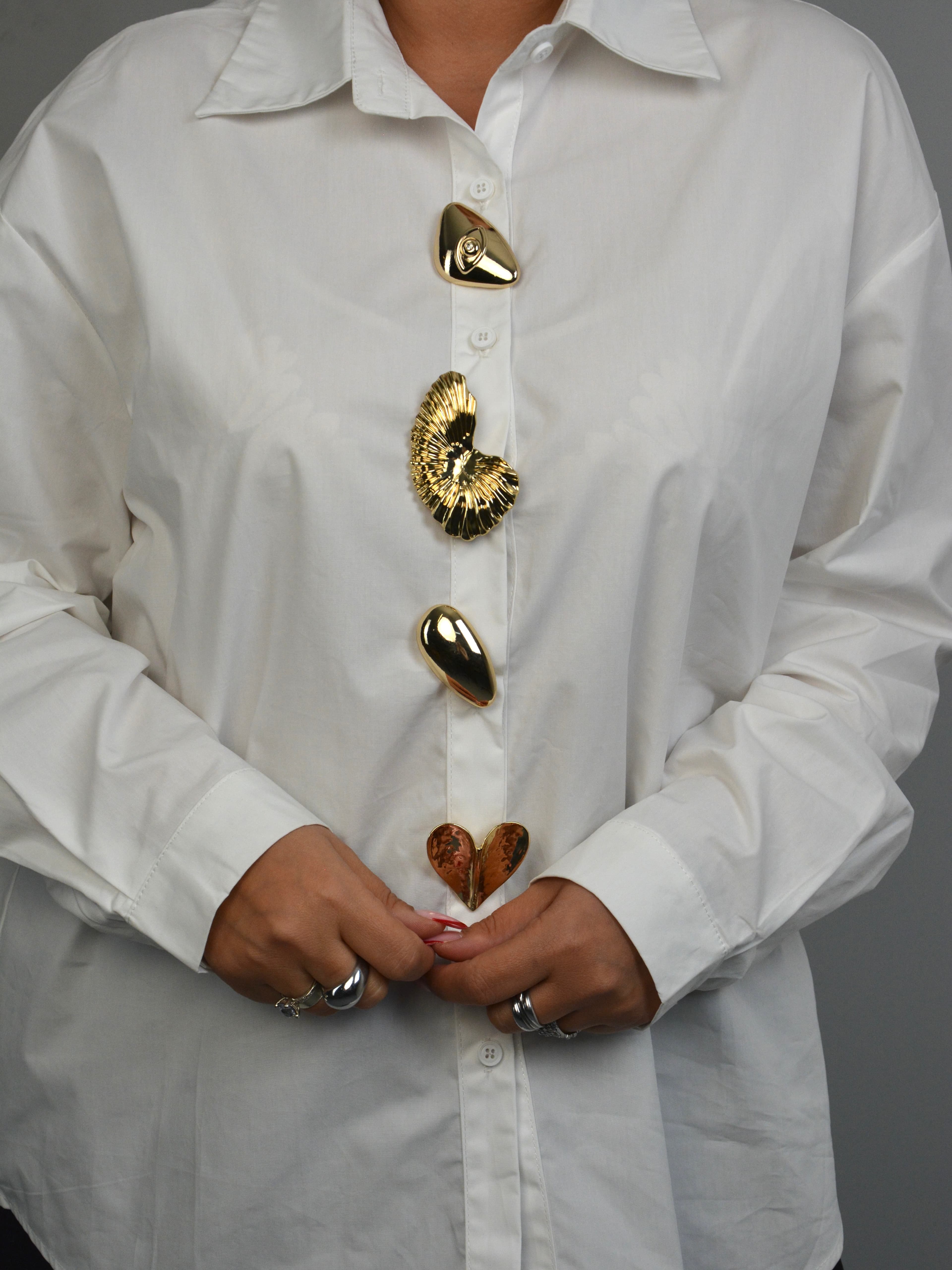 Koszula ze złotymi broszkami