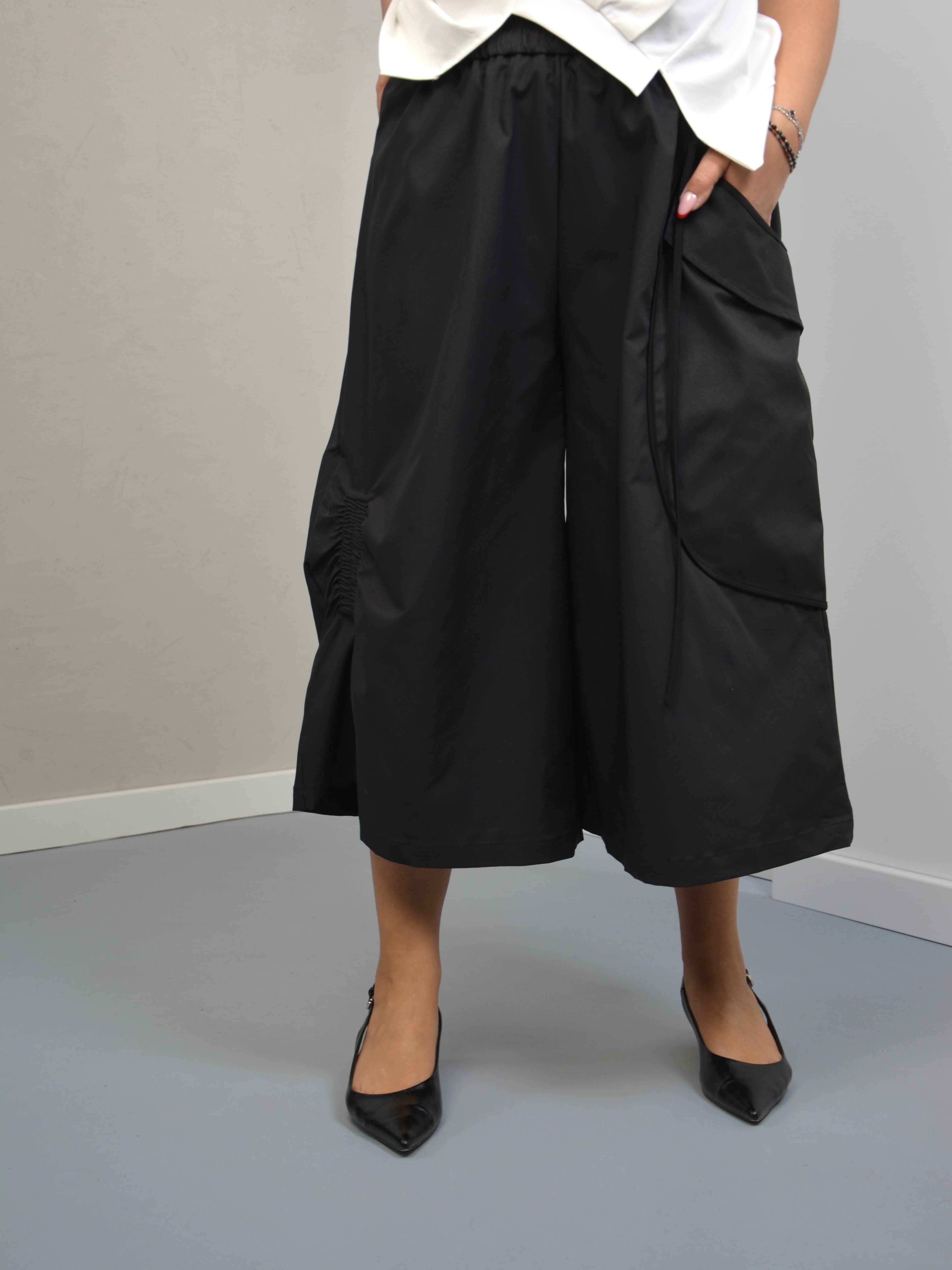 Spodnie z duża kieszenia