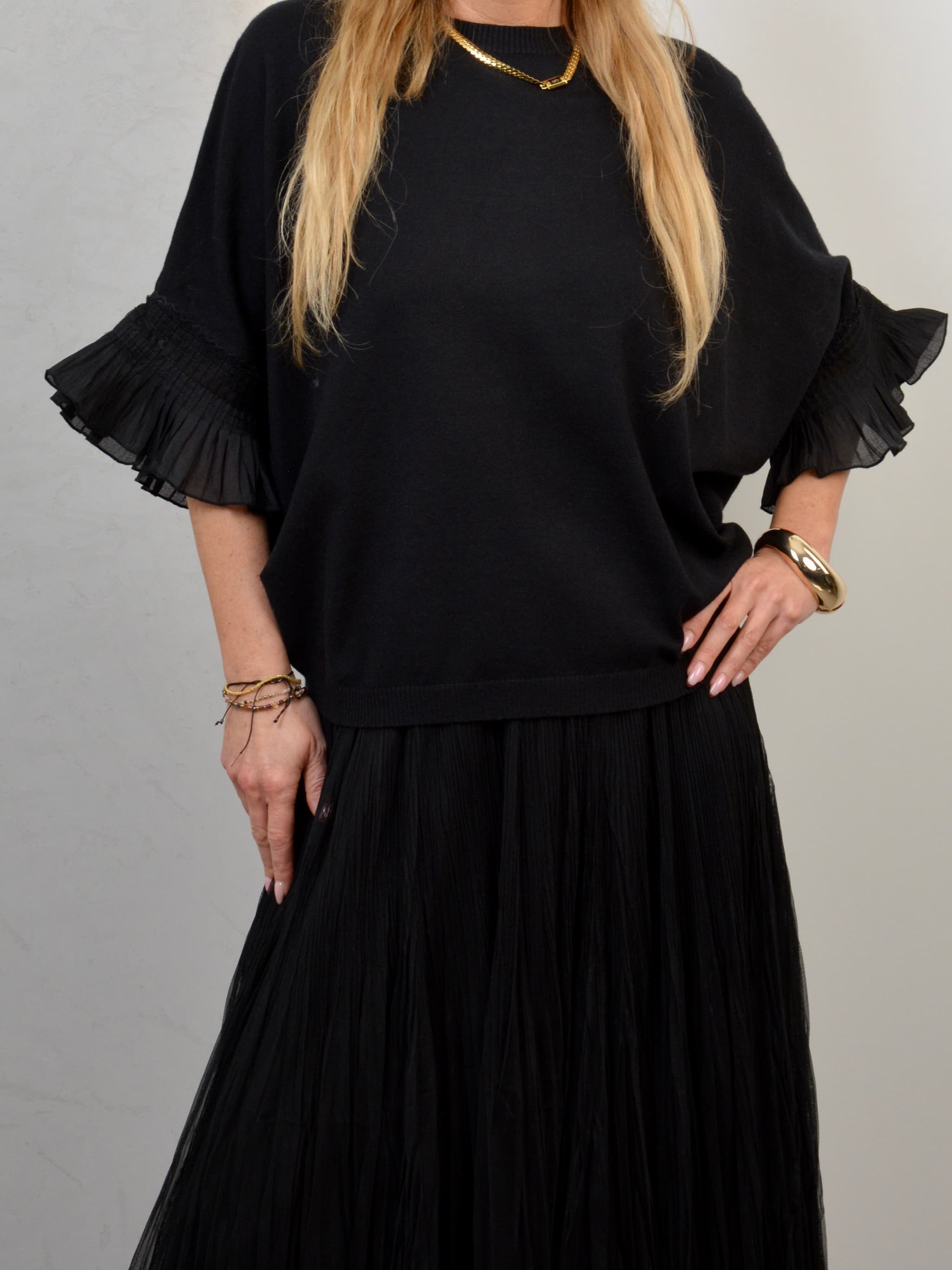 Sweter z falbanką przy rękawie