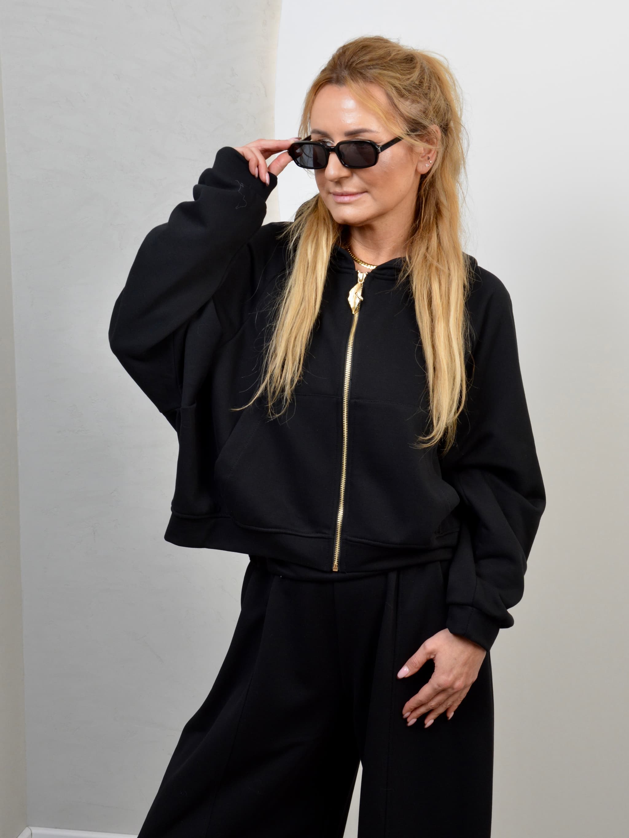 Bluza z kapturem o krótszym kroju