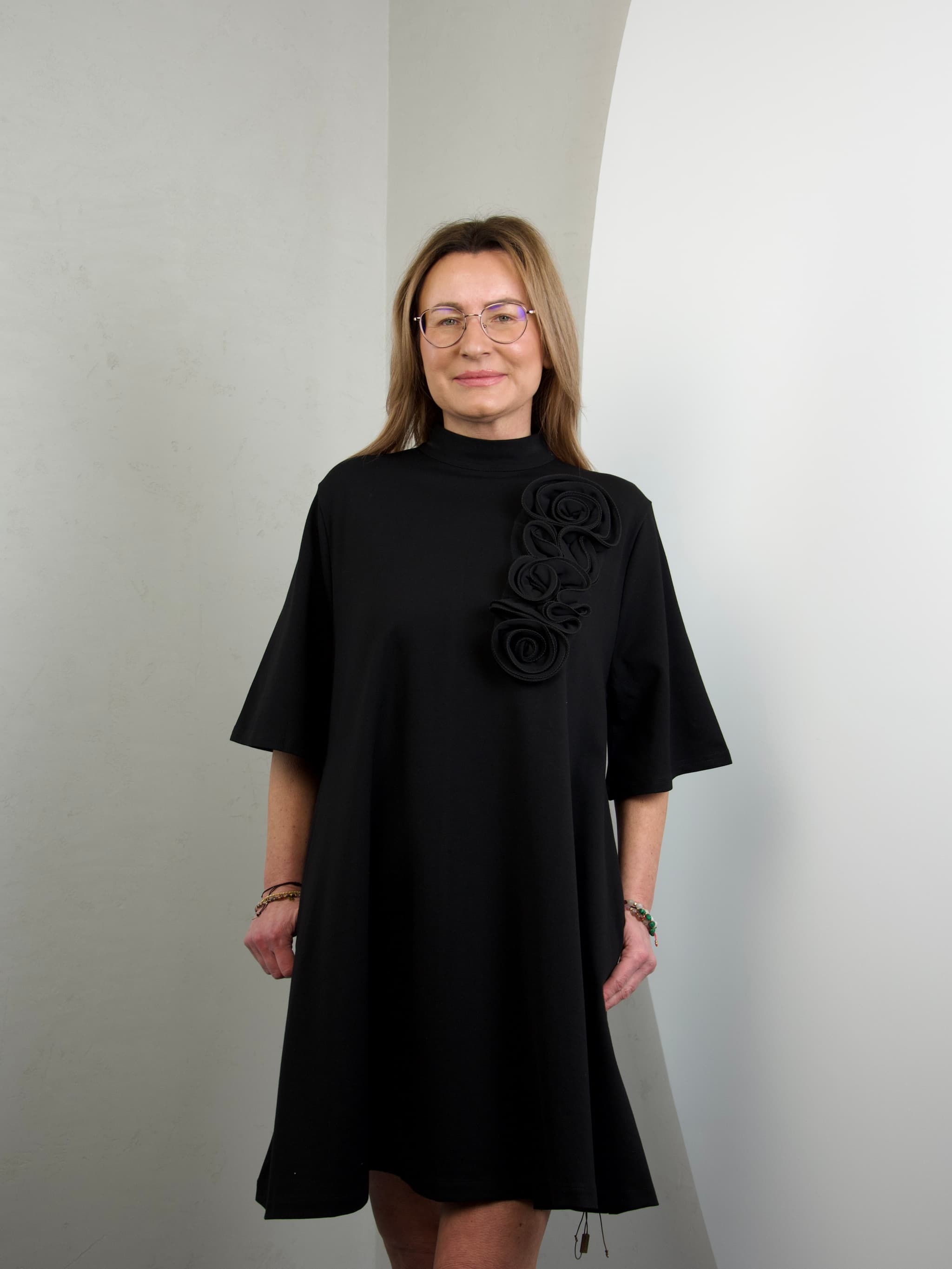 Dress with a flower brooch