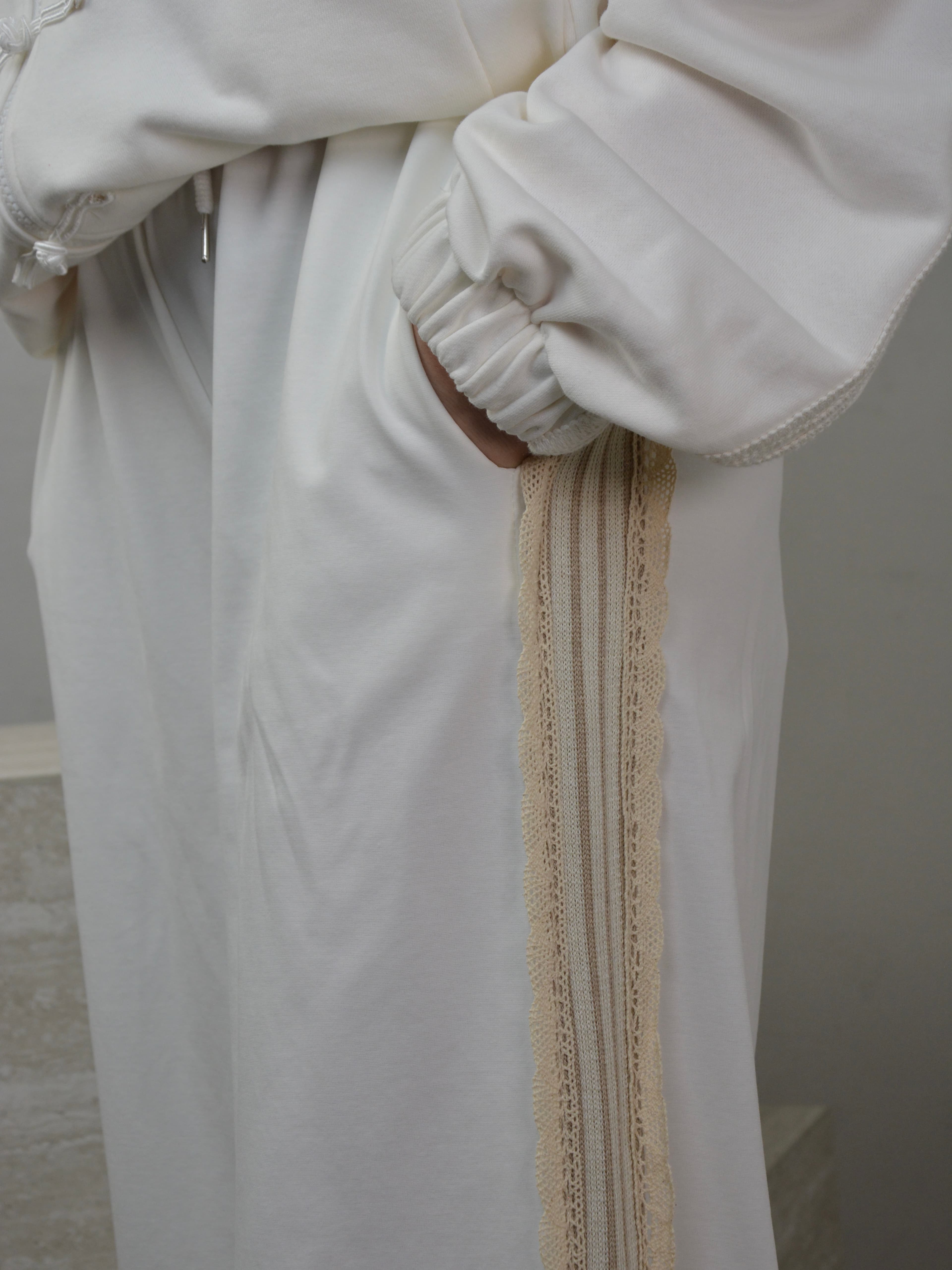 Spodnie z haftem po bokach