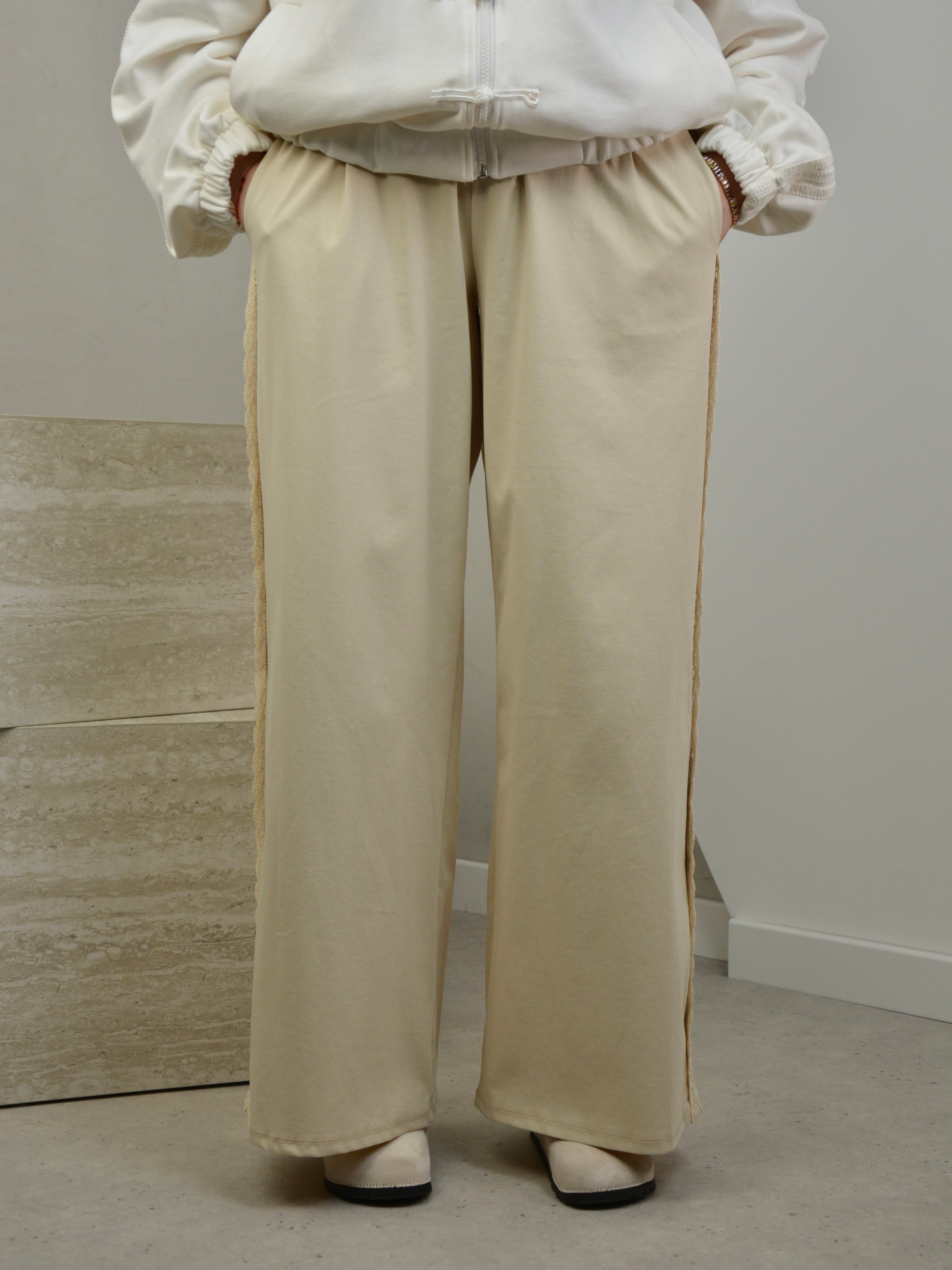 Spodnie z haftem po bokach