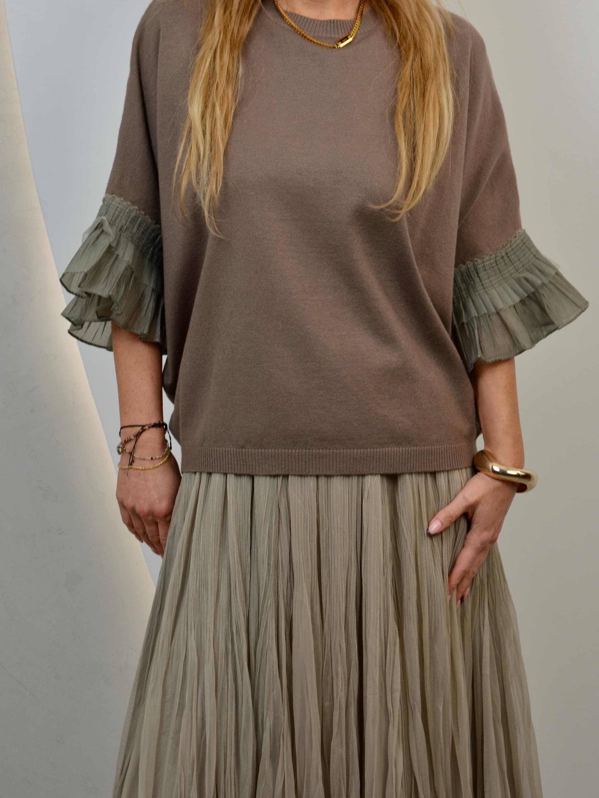 Sweter z falbanką przy rękawie