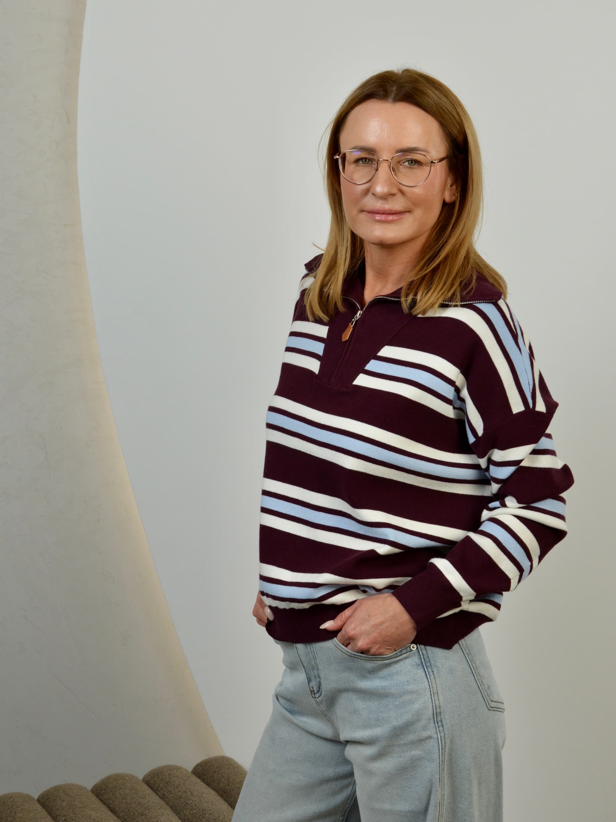 Sweter w kolorowe paski z zamkiem krótkim