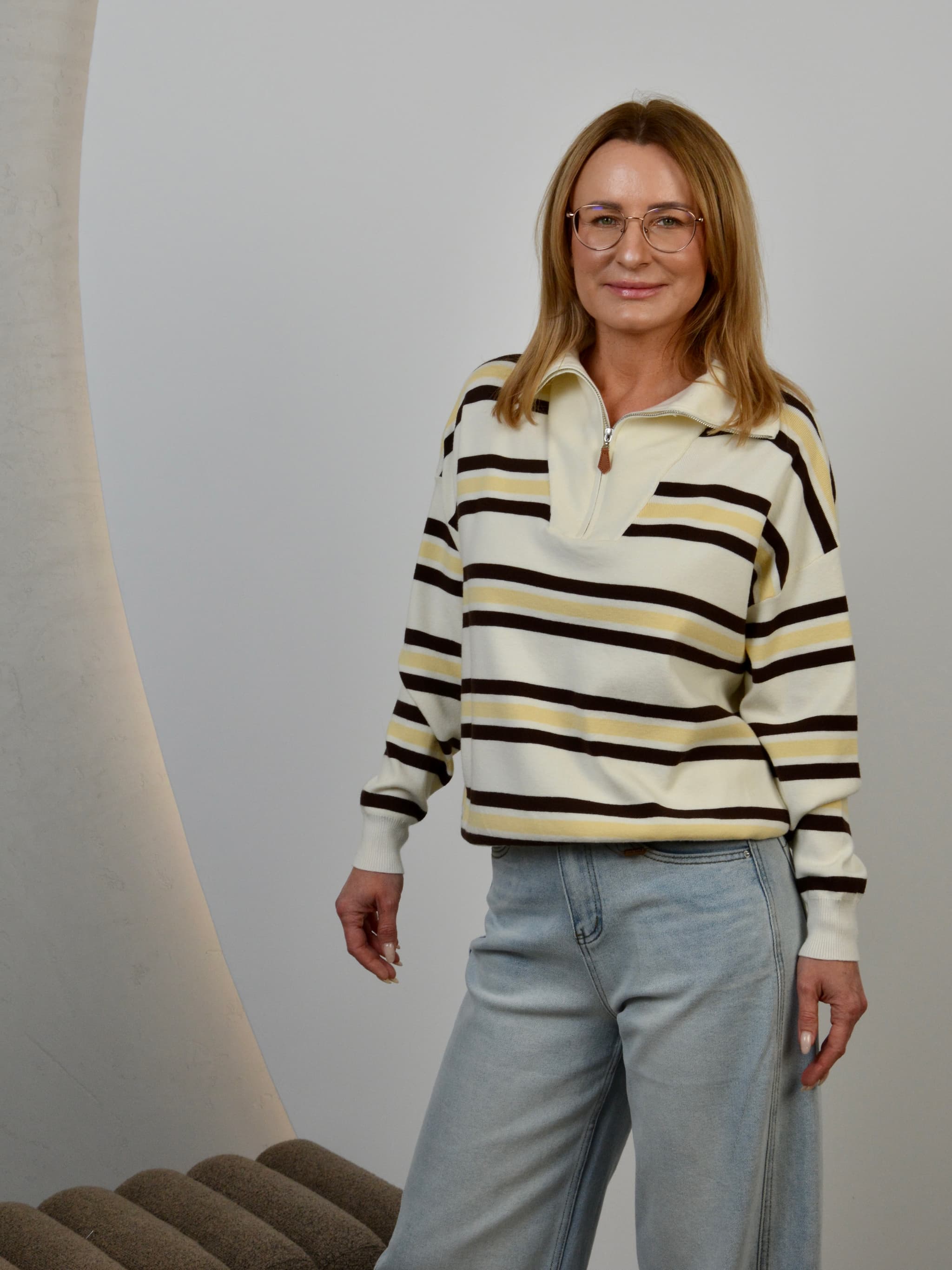 Sweter w kolorowe paski z zamkiem krótkim