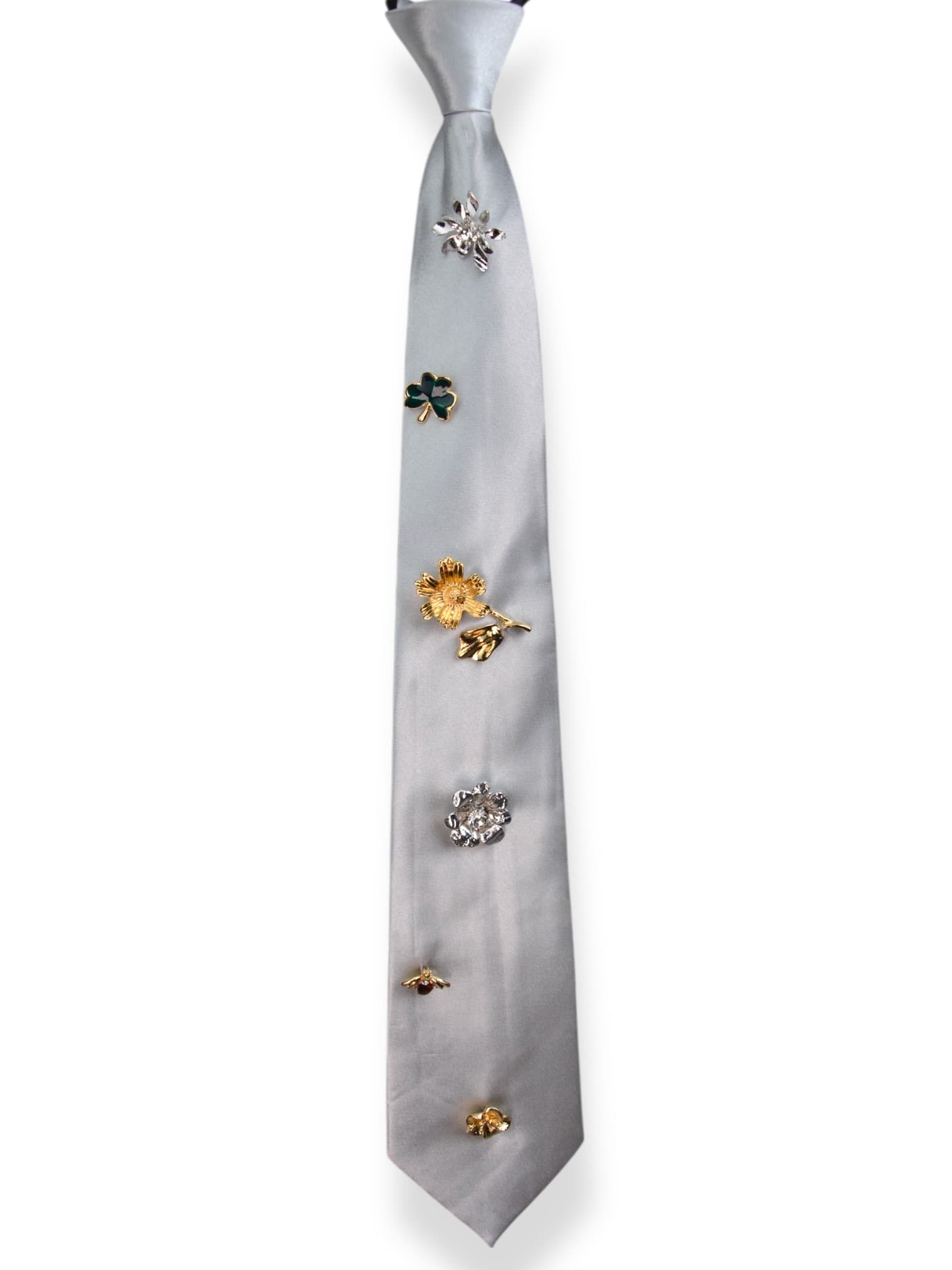 Krawat z ozdobami