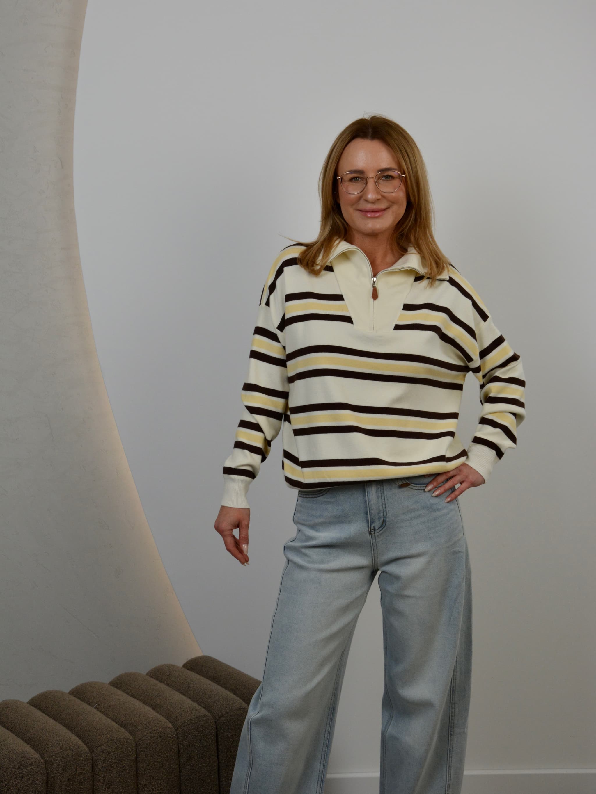 Sweter w kolorowe paski z zamkiem krótkim
