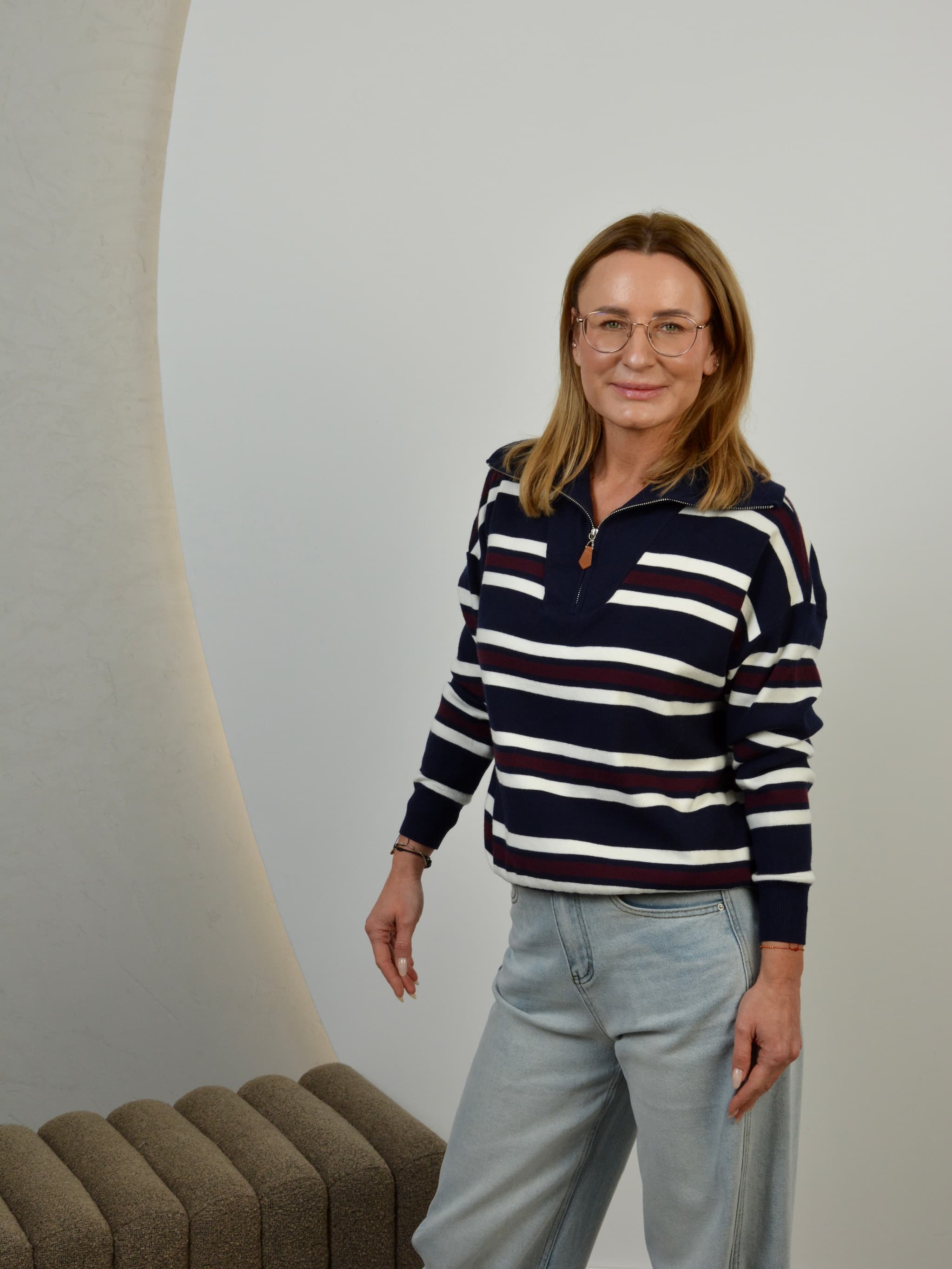 Sweter w kolorowe paski z zamkiem krótkim