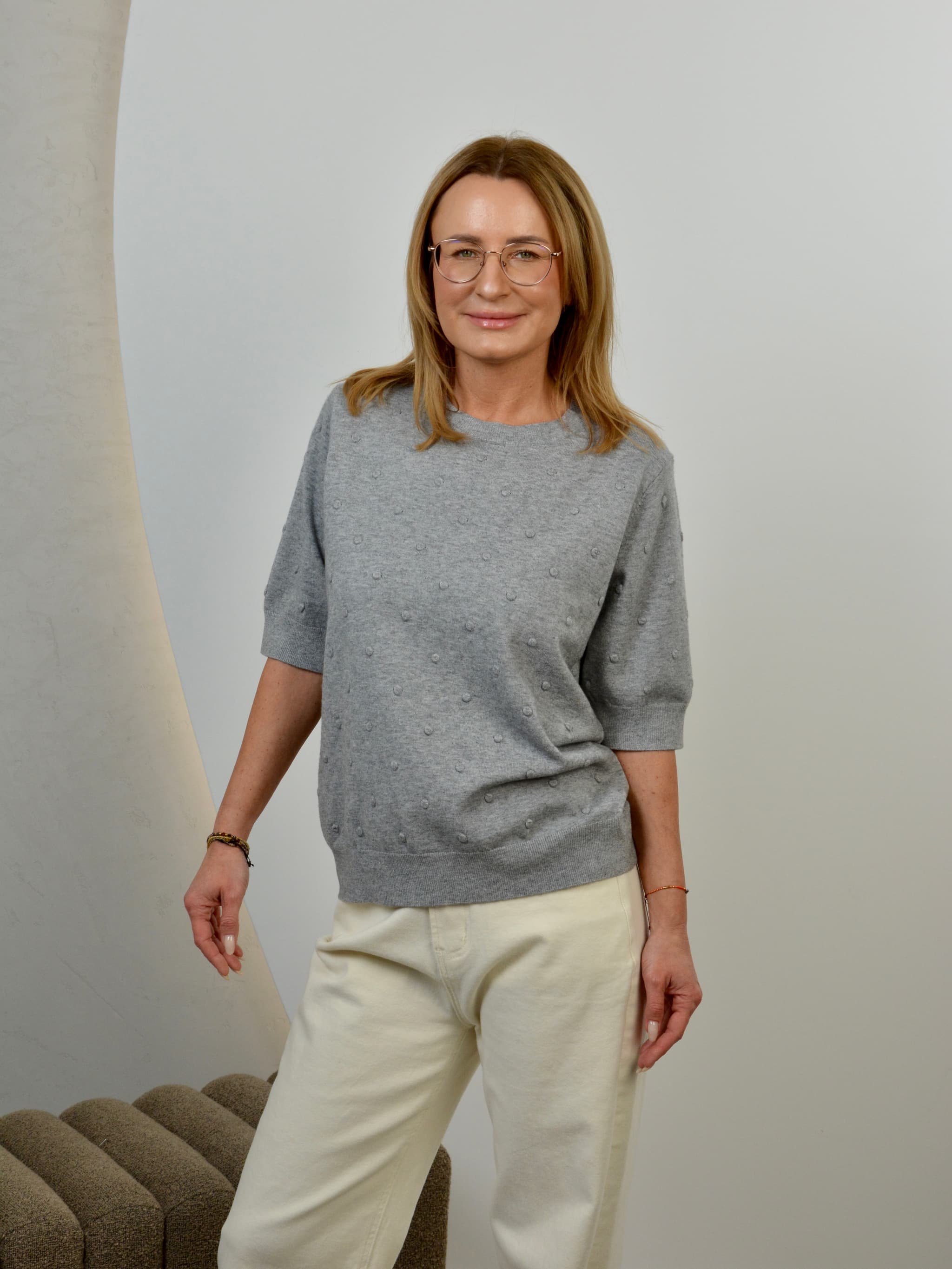Sweter z tłoczonymi kropkami